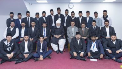 Photo of سیدنا حضرت خلیفۃ المسیح الخا مس ایدہ اللہ تعالیٰ بنصرہ العزیز کے ساتھ نیشنل عاملہ اور قائدین، مجلس خدام الاحمدیہ سوئٹزر لینڈ کی ملاقات