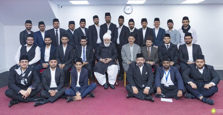 Photo of سیدنا حضرت خلیفۃ المسیح الخا مس ایدہ اللہ تعالیٰ بنصرہ العزیز کے ساتھ نیشنل عاملہ اور قائدین، مجلس خدام الاحمدیہ سوئٹزر لینڈ کی ملاقات