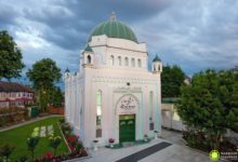 Photo of اداریہ: حضرت محمد مصطفیٰ خاتم النبیین صلی اللہ علیہ وسلم اور حضرت احمد مسیح موعود نبی اللہ بروز و نائب محمد علیہما الصلوٰۃ والسلام کی نورانی کرنوں کو چہار دانگِ عالم میں پھیلانے کے لیے روحانی سورج کا کام دینے والی مسجد فضل لندن