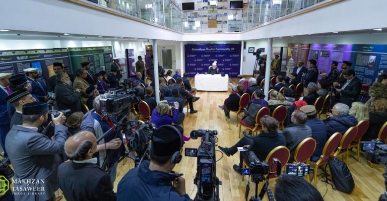 Photo of حضرت خلیفۃ المسیح الخامس ایّدہ اللہ تعالیٰ بنصرہ العزیز کی جماعت احمدیہ برطانیہ کی سولھویں سالانہ امن کانفرنس میں بابرکت شمولیت