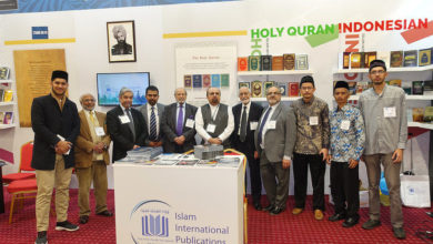 Photo of لندن بُک فیئر میں جماعت احمدیہ یوکے کی کامیاب شرکت بُک فیئر کے مرکزی عنوان کی مناسبت سے بالخصوص انڈونیشین زبان میں جماعتی لٹریچر کی نمائش