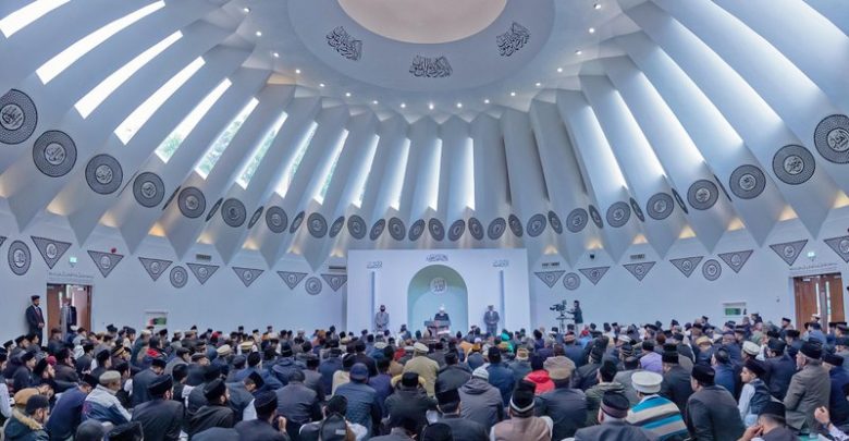 Photo of احمدیہ ہال کراچی پر حملے اور وہاں ہونے والی شہادت کے پیش نظر دعاؤں کی تلقین، ’ہمارا ہتھیار تو صرف دعائیں ہیں‘ (حضرت خلیفۃ المسیح الخامس ایّدہ اللہ)