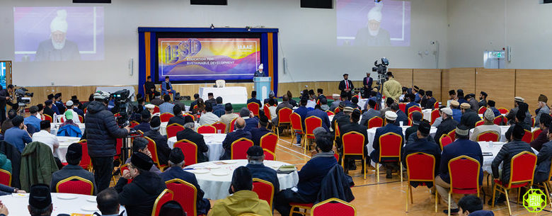 Photo of امیرالمومنین حضرت خلیفۃالمسیح الخامس ایدہ اللہ تعالیٰ بنصرہ العزیز کی IAAAE (یورپ) کی سالانہ سمپوزیم کے اختتامی اجلاس میں شرکت