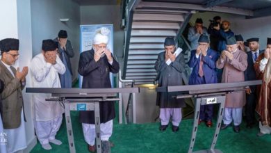 Photo of حضور انور نے اپنے دستِ مبارک سے عربی رسالہ ’التقویٰ‘ کی ویب سائٹ اور الفضل انٹرنیشنل کی جدید ویب سائٹ اور موبائل فون ایپلیکیشن کا اجرا فرما دیا