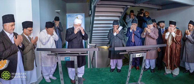 Photo of حضور انور نے اپنے دستِ مبارک سے عربی رسالہ ’التقویٰ‘ کی ویب سائٹ اور الفضل انٹرنیشنل کی جدید ویب سائٹ اور موبائل فون ایپلیکیشن کا اجرا فرما دیا