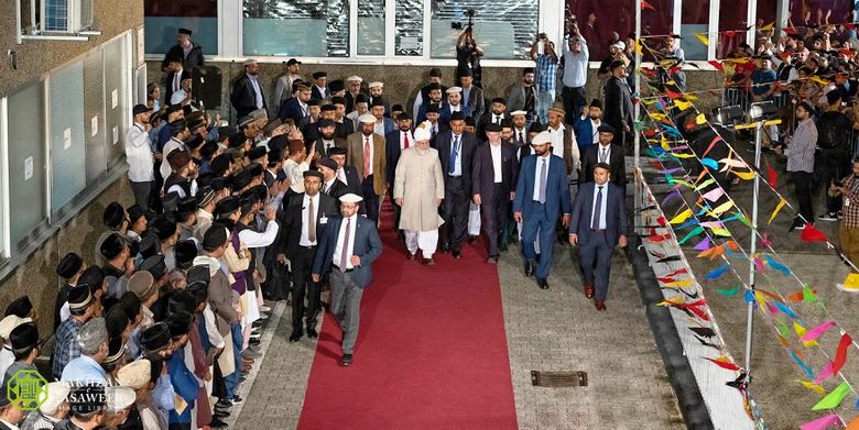 Photo of مرکز احمدیت اسلام آباد سے حضرت امیر المومنین کی پہلی مرتبہ بیرون ملک دورہ کے لیے روانگی۔ ’’بیت السبوح‘‘ فرینکفرٹ، جرمنی میں ورود مسعود