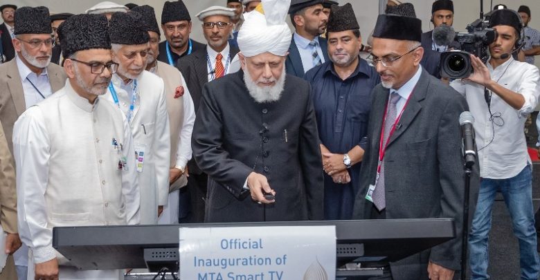 Photo of حضرت خلیفۃ المسیح الخامس ایدہ اللہ تعالیٰ کے دستِ مبارک سے ایم ٹی اے کی TV App کا افتتاح