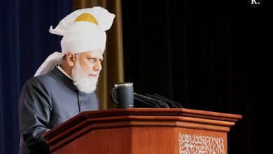 Photo of جماعت احمدیہ برطانیہ کے جلسہ سالانہ کے موقع پر30؍جولائی2004ء بروز جمعۃ المبارکسیدنا امیر المومنین حضرت خلیفۃ المسیح الخامس ایدہ اللہ تعالیٰ بنصرہ العزیز  کا اسلام آباد(ٹلفورڈ) میں افتتاحی خطاب