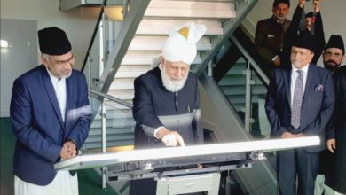 Photo of سیدنا امیر المومنین حضرت خلیفۃ المسیح الخامس ایدہ اللہ تعالیٰ بنصرہ العزیز کے دستِ مبارک سے شعبہ تاریخِ احمدیت کی ویب سائٹ کا اجرا