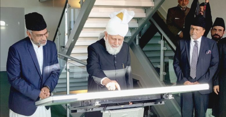 Photo of سیدنا امیر المومنین حضرت خلیفۃ المسیح الخامس ایدہ اللہ تعالیٰ بنصرہ العزیز کے دستِ مبارک سے شعبہ تاریخِ احمدیت کی ویب سائٹ کا اجرا