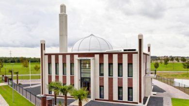 Photo of حضرت امیر المومنین خلیفۃ المسیح الخامس ایّدہ اللہ تعالیٰ بنصرہ العزیز کے دستِ مبارک سے المیرے ہالینڈ کی احمدیہ مسجد ’بیت العافیت‘ کا بابرکت افتتاح