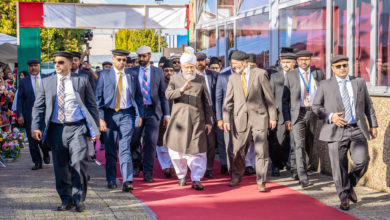 Photo of امیر المومنین حضرت خلیفۃ المسیح الخامس ایّدہ اللہ تعالیٰ بنصرہ العزیز کی مصروفیات