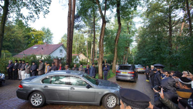 Photo of امیر المومنین حضرت خلیفۃ المسیح الخامس ایّدہ اللہ تعالیٰ بنصرہ العزیز کی مصروفیات