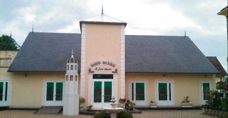 Photo of حضرت خلیفۃ المسیح الخامسSaint-Prix (مسجد مبارک فرانس)میں رونق افروز ہو گئے