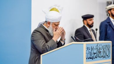 Photo of امیر المومنین حضرت خلیفۃ المسیح الخامس ایّدہ اللہ تعالیٰ بنصرہ العزیز کی مصروفیات