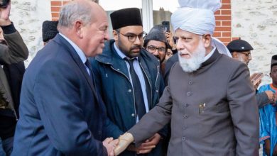 Photo of نن سپیت ھالینڈ سے روانگی اور فرانس میں ورودِ مسعود، جلسہ گاہ ’بیت العطاء‘ Trie-Chateau کی تقریبِ نقاب کشائی، دعا