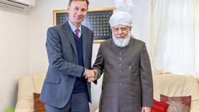 Photo of امیر المومنین حضرت خلیفۃ المسیح الخامس ایّدہ اللہ تعالیٰ بنصرہ العزیز کی مصروفیات