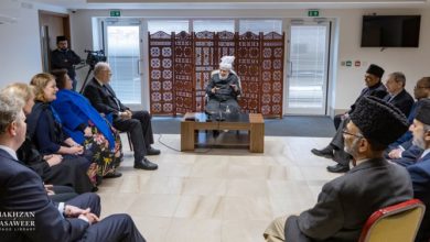 Photo of امیر المومنین حضرت خلیفۃ المسیح الخامس ایّدہ اللہ تعالیٰ بنصرہ العزیز کی مصروفیات