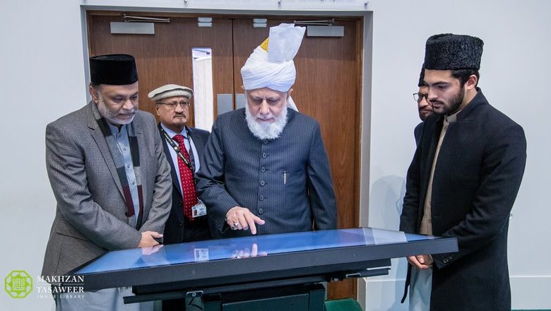 Photo of سیدنا امیرالمومنین حضرت خلیفۃ المسیح الخامس ایدہ اللہ تعالیٰ بنصرہ العزیز کے  دستِ مبارک سے شعبہ وقفِ نو مرکزیہ (یو کے) کی ویب سائٹ کا اجرا