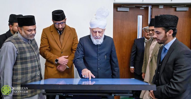 Photo of سیدنا امیرالمومنین حضرت خلیفۃ المسیح الخامس ایدہ اللہ تعالیٰ بنصرہ العزیز کے دستِ مبارک سے روزنامہ الفضل آن لائن کی ویب سائٹ کا اجرا