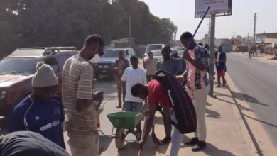 Photo of گیمبیا میں مجلس خدام الاحمدیہ کا ہائی وے پر وقار عمل