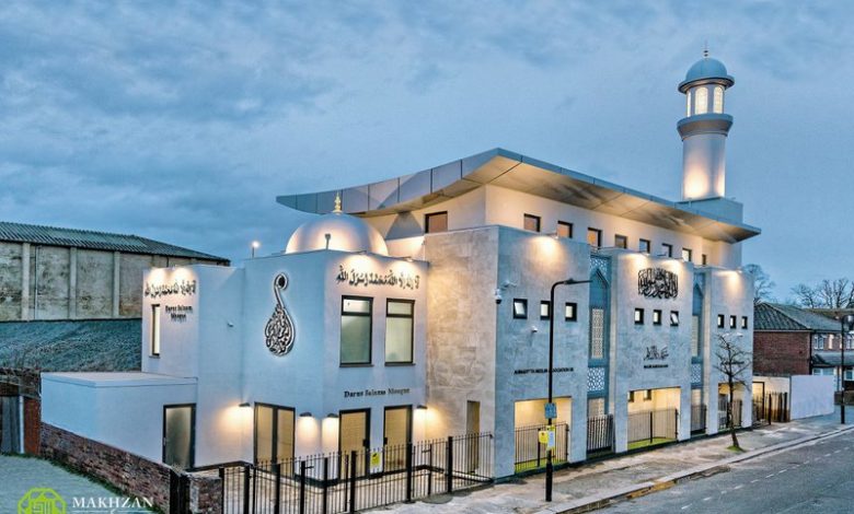 Photo of لندن(برطانیہ) کے معروف نواحی علاقے ساؤتھ آل (Southall) میں حضرت خلیفۃ المسیح الخامس ایّدہ اللہ کے دستِ مبارک سے مسجد ‘دارالسلام’ کا افتتاح