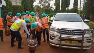 Photo of کورونا وائرس کے پھیلاؤ کے باوجود موجود ہ حالات میں جماعت احمدیہ کے خدمتِ خلق کے نظارے