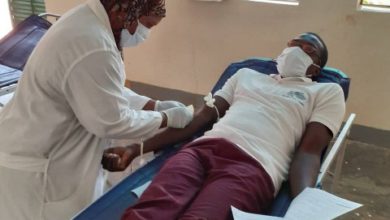 Photo of کورونا وائرس سے پیداشدہ دنیا کے ہنگامی حالات میں جماعت ہائے احمدیہ عالم گیر کی جانب سے بے لوث خدمتِ خلق کے نظارے