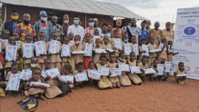 Photo of ہیومینٹی فرسٹ بینن کے تحت پرائمری سکول میں سٹیشنری کی تقسیم