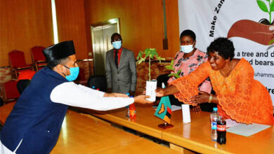 Photo of جماعت احمدیہ زیمبیا کی جانب سے سٹیٹ ہاؤس کو ایک ہزار پھل دار پودوں کا تحفہ