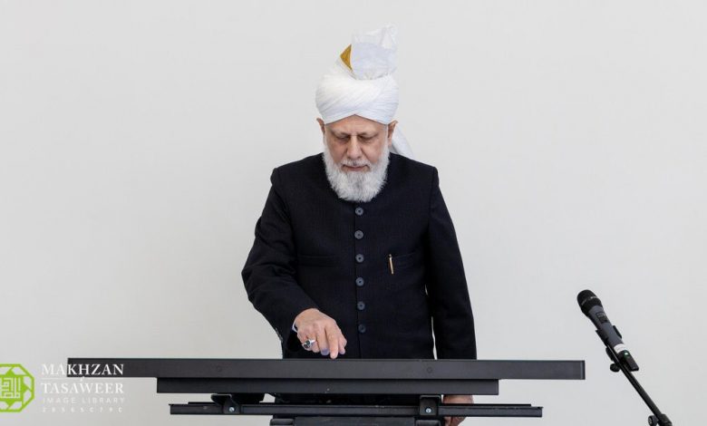 Photo of امیر المومنین حضرت خلیفۃ المسیح الخامس ایّدہ اللہ تعالیٰ بنصرہ العزیز کے دستِ مبارک سے چینی ڈیسک کی جدید ویب سائٹ کا اجرا