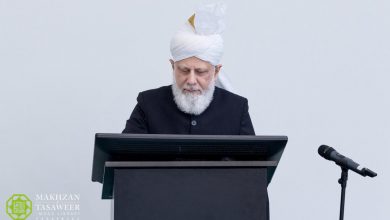 Photo of حضرت خلیفۃ المسیح الخامس ایّدہ اللہ کے دستِ مبارک سے قرآن کریم کے جدید سرچ انجن کا اجرا