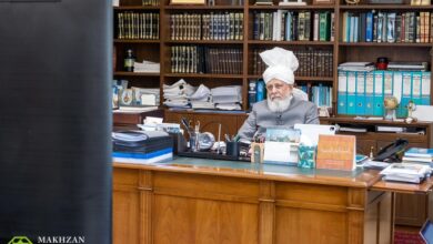 Photo of امیر المومنین حضرت خلیفۃ المسیح الخامس ایّدہ اللہ تعالیٰ بنصرہ العزیز کے ساتھ ممبران مجلس خدام الاحمدیہ برطانیہ (ازMidlands ریجن بعمر16 تا 19 سال) کی (آن لائن) ملاقات