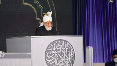 Photo of جلسہ سالانہ جماعتِ احمدیہ برطانیہ 2021ء کے تیسرے روزسیدنا امیر المومنین حضرت خلیفۃ المسیح الخامس ایدہ اللہ تعالیٰ بنصرہ العزیزکااختتامی خطاب فرمودہ 08؍اگست 2021ء