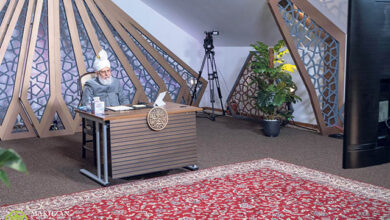 Photo of امیر المومنین حضرت خلیفۃ المسیح الخامس ایّدہ اللہ تعالیٰ بنصرہ العزیز کے ساتھ نائیجیریا سے تعلق رکھنے والی احمدی طالبات کی (آن لائن) ملاقات