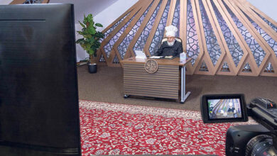 Photo of امیر المومنین حضرت خلیفۃ المسیح الخامس ایّدہ اللہ تعالیٰ بنصرہ العزیز کے ساتھ نو مبائعین (خدام) کینیڈا کی (آن لائن) ملاقات