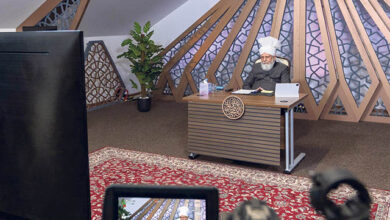 Photo of امیر المومنین حضرت خلیفۃ المسیح الخامس ایّدہ اللہ تعالیٰ بنصرہ العزیز کے ساتھ طلبہ مجلس خدام الاحمدیہ کینیڈا کی (آن لائن) ملاقات