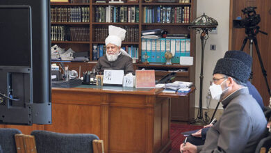 Photo of امیر المومنین حضرت خلیفۃ المسیح الخامس ایّدہ اللہ تعالیٰ بنصرہ العزیز کے ساتھ نیشنل عاملہ جماعت احمدیہ برطانیہ کی (آن لائن) ملاقات