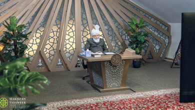 Photo of امیر المومنین حضرت خلیفۃ المسیح الخامس ایّدہ اللہ تعالیٰ بنصرہ العزیز کے ساتھ کینیڈا میں مقیم عرب احمدی خواتین کی (آن لائن) ملاقات