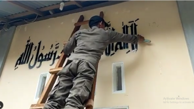 Photo of انڈونیشیا میں احمدیہ مسجد پر تحریر کردہ کلمہ طیبہ مٹادیا گیا