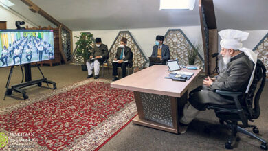 Photo of امیر المومنین حضرت خلیفۃ المسیح الخامس ایّدہ اللہ تعالیٰ بنصرہ العزیز کے ساتھ نیشنل عاملہ مجلس خدام الاحمدیہ نائیجیریا کی (آن لائن) ملاقات