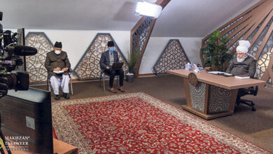 Photo of امیر المومنین حضرت خلیفۃ المسیح الخامس ایّدہ اللہ تعالیٰ بنصرہ العزیز کے ساتھ نومبائعین جماعت احمدیہ برطانیہ کی (آن لائن) ملاقات