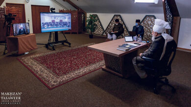 Photo of امیر المومنین حضرت خلیفۃ المسیح الخامس ایّدہ اللہ تعالیٰ بنصرہ العزیز کے ساتھ صدران حلقہ جات جماعتہائے احمدیہ برطانیہ کی (آن لائن) ملاقات