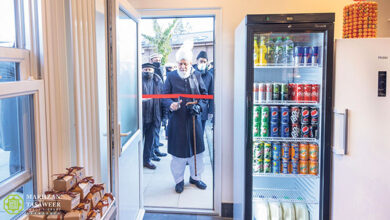 Photo of حضرت خلیفۃ المسیح الخامس ایّدہ اللہ کے دستِ مبارک سے اسلام آباد (ٹلفورڈ) میں ہومیوپیتھک ڈسپنسری اور ٹَک شاپ (Tuck shop) کا افتتاح