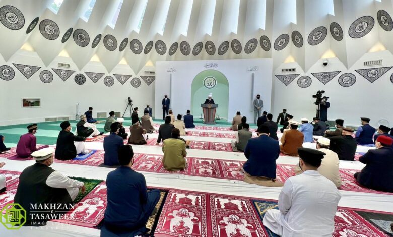 Photo of ’’ساقیا آمدنِ عید مبارک بادت‘‘ حضورِ انور کی اقتدا میں عیدالفطر کی ادائیگی