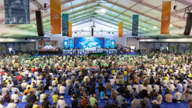 Photo of جلسہ سالانہ برطانیہ 2005ء کے موقع پر امیر المومنین حضرت خلیفۃ المسیح الخامس ایدہ اللہ تعالیٰ  کا  Rushmoor Arena میں اختتامی خطاب (29؍جولائی2005ء)