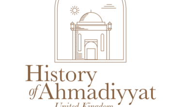 Photo of حضورِ انور ایّدہ اللہ کے دستِ مبارک سے شعبہ تاریخ احمدیت (برطانیہ) کی ویب سائیٹ کا اجرا