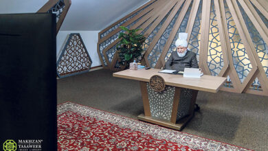 Photo of امیر المومنین حضرت خلیفۃ المسیح الخامس ایّدہ اللہ تعالیٰ بنصرہ العزیز کے ساتھ لجنہ اماء اللہ اور ناصرات الاحمدیہ اٹلی کی (آن لائن) ملاقات