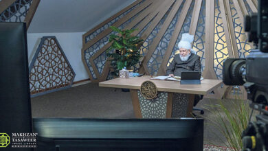 Photo of امیر المومنین حضرت خلیفۃ المسیح الخامس ایّدہ اللہ تعالیٰ بنصرہ العزیز کے ساتھ طالبات لجنہ اماء اللہ بنگلہ دیش کی (آن لائن) ملاقات