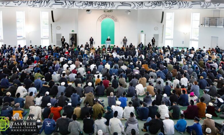 Photo of چل کے خود آئے مسیحا کسی بیمار کے پاس! مسجد بیت الفتوح میں جمعے کی ادائیگی کے لیے حضورِ انور کی تشریف آوری: ایک رپورٹ